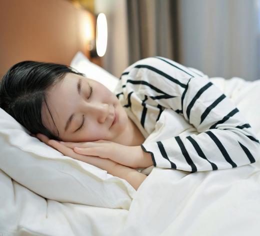 医生提醒：年过55后，宁愿早躺10分钟，也别睡前干这4件事对于年过55岁的人