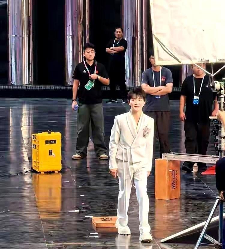 王祖蓝当众拿身高“羞辱”周深，我原以为会很尴尬，没想到3秒后，攻守易形。王祖蓝