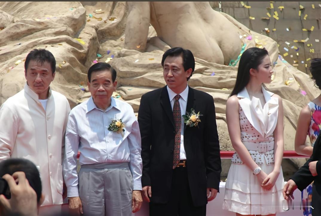 2009年，恒大相关文旅项目开业剪彩活动。成龙、刘亦菲、郑裕彤作为嘉宾出席站台，
