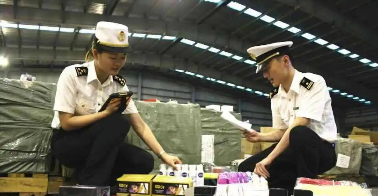 “中国差点损失3000万！”，上海浦东机场海关发现一批形迹可疑的美国人，便强制打