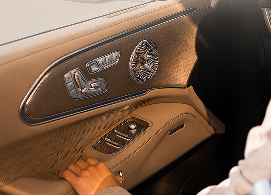 【极氪8X内饰公布，搭大尺寸双联屏，29个扬声器】日前，极氪公布中大型五座SUV