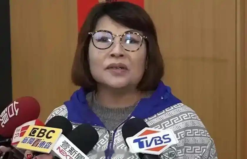 国民党中常委何鹰鹭今天直接甩手不干了，当场宣布退党。 事情其实也不复杂，就是