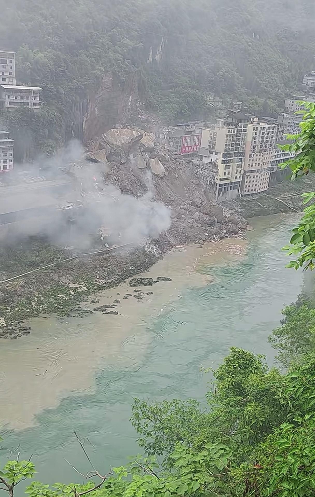 看到重庆当地网友发的视频，当地的情况比我们想象的还让人难以接受山上的石头滑