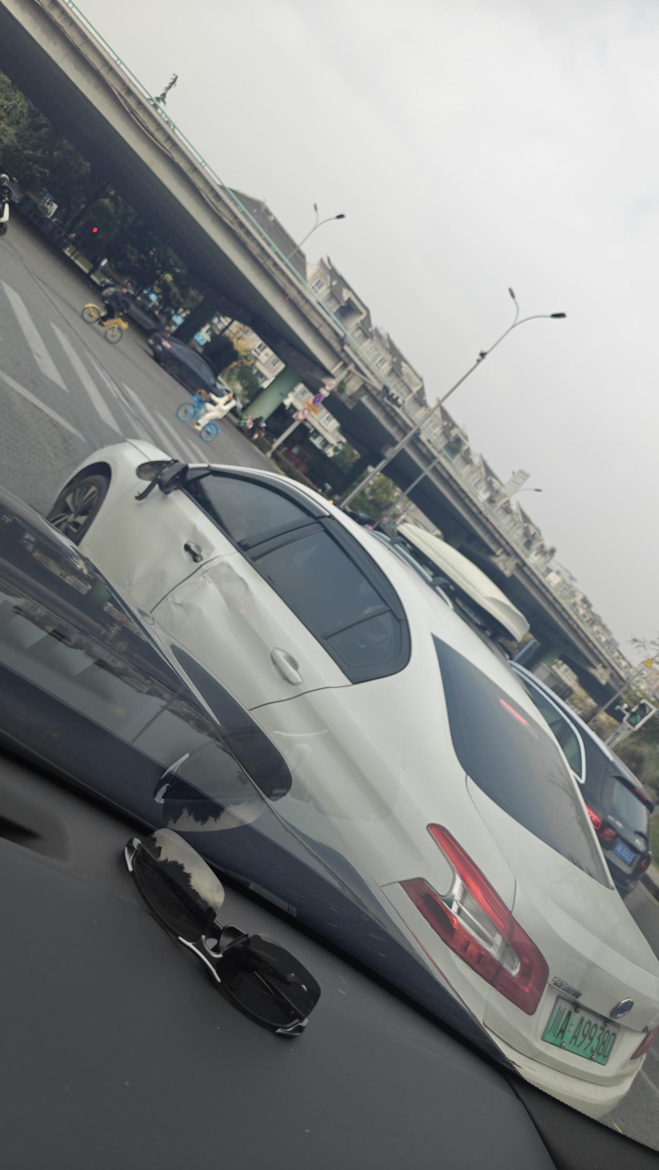 成年人的世界，谁容易啊！希望注意安全，早点修好[加油]汽车交通事故