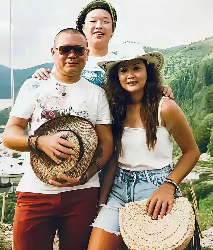 早年郭德纲夫妇与徒弟烧饼出游留念