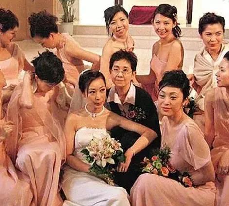 2005年4月，38岁黎美娴举办婚礼，新郎却被前女友追讨百万分手费。与梁朝伟有