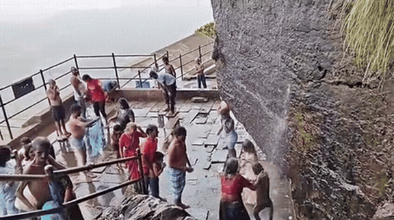 印度人真的是在哪里都可以洗澡….这次不是庐山的泡澡！而是改成淋浴了！画面中有男