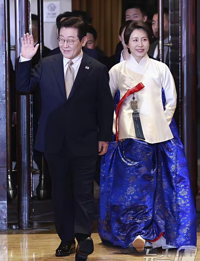 这汉服穿在第一夫人身上，更有一种美，看来几千年前，中国审美还是不错的。