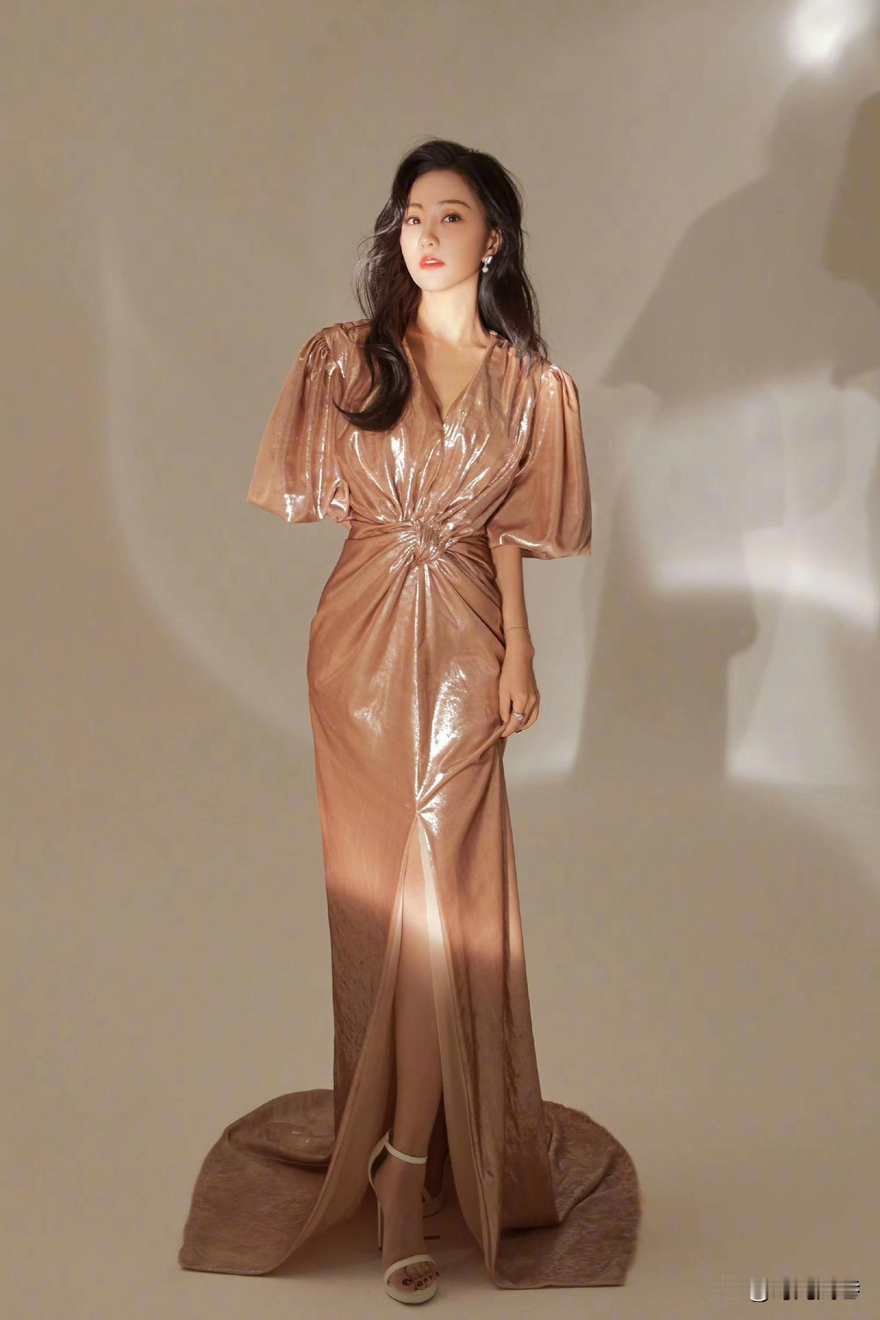 她容貌秀美，身材高挑曼妙！气质优雅知性，温婉柔美。她是一名女演员，云南白族姑娘。