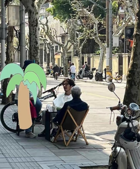 4月6日，有两位上海ip的网友发言，称上海永嘉路偶遇金世佳，就这么水灵灵地在路边