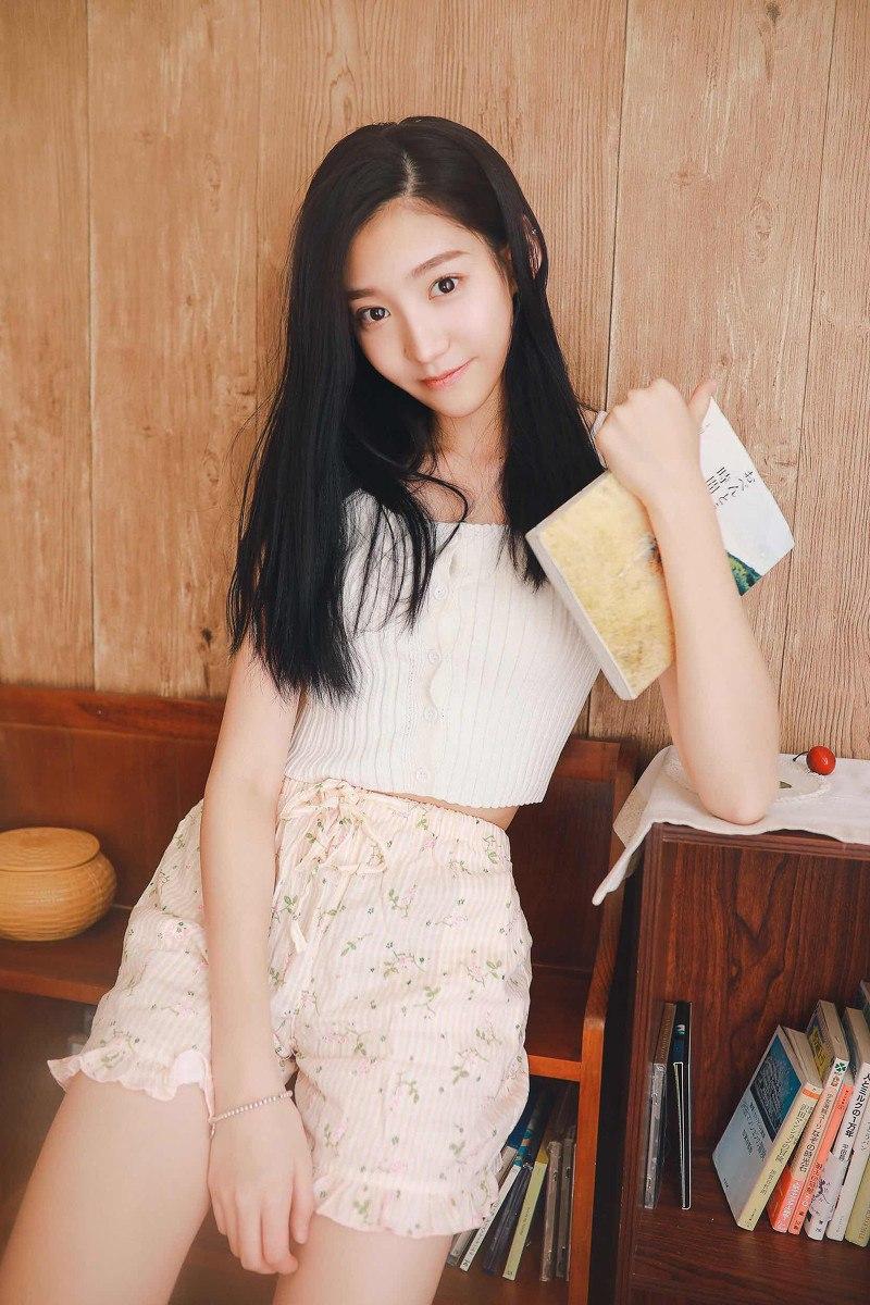 元气少女书籍与水果点缀，温馨自然。元气少女高清美女元气美女书香气质女孩