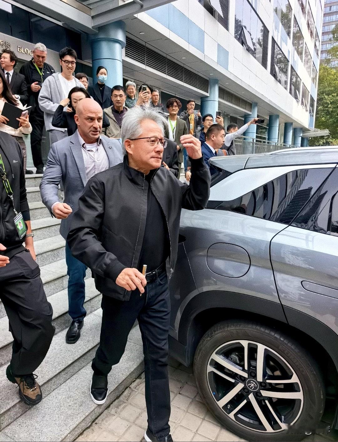 感觉黄仁勋走路风度翩翩啊！