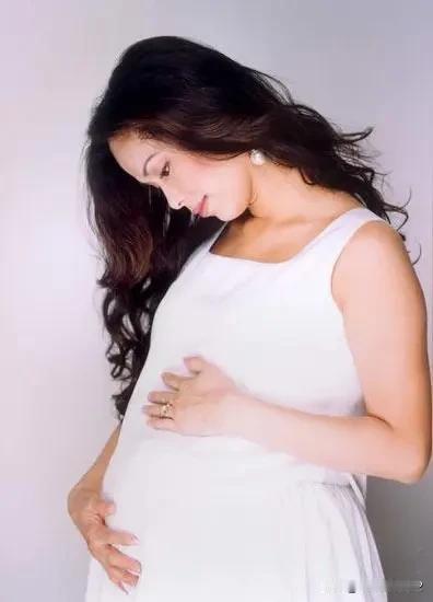 如今，不少女孩婚后一旦怀孕便无法继续上班，毕竟谁会挺着个大肚子去工作呢。除非是在