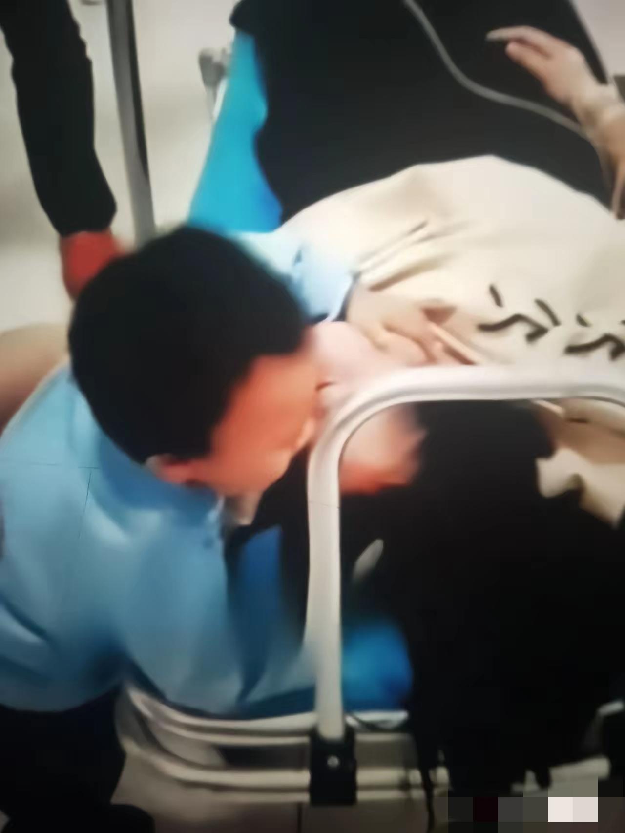 痛心，可怜的娃，单亲的妈妈快不行了，命在旦夕，四岁的儿子哭喊着妈妈别丢下我，妈妈
