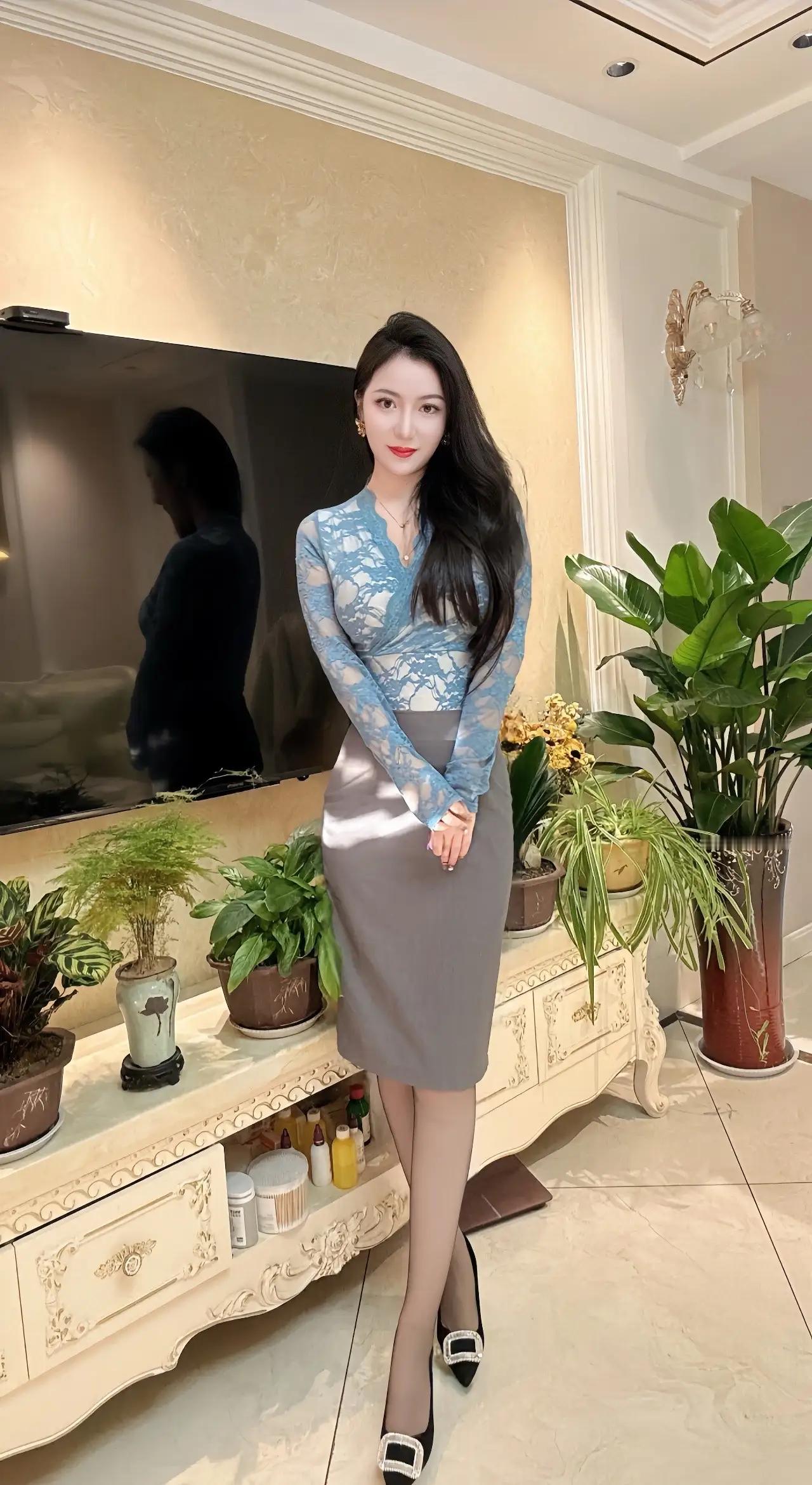 优雅气质穿搭，蓝白蕾丝上衣搭配灰色短裙，黑白色高跟鞋，完美展现女性魅力。黑裙白衬