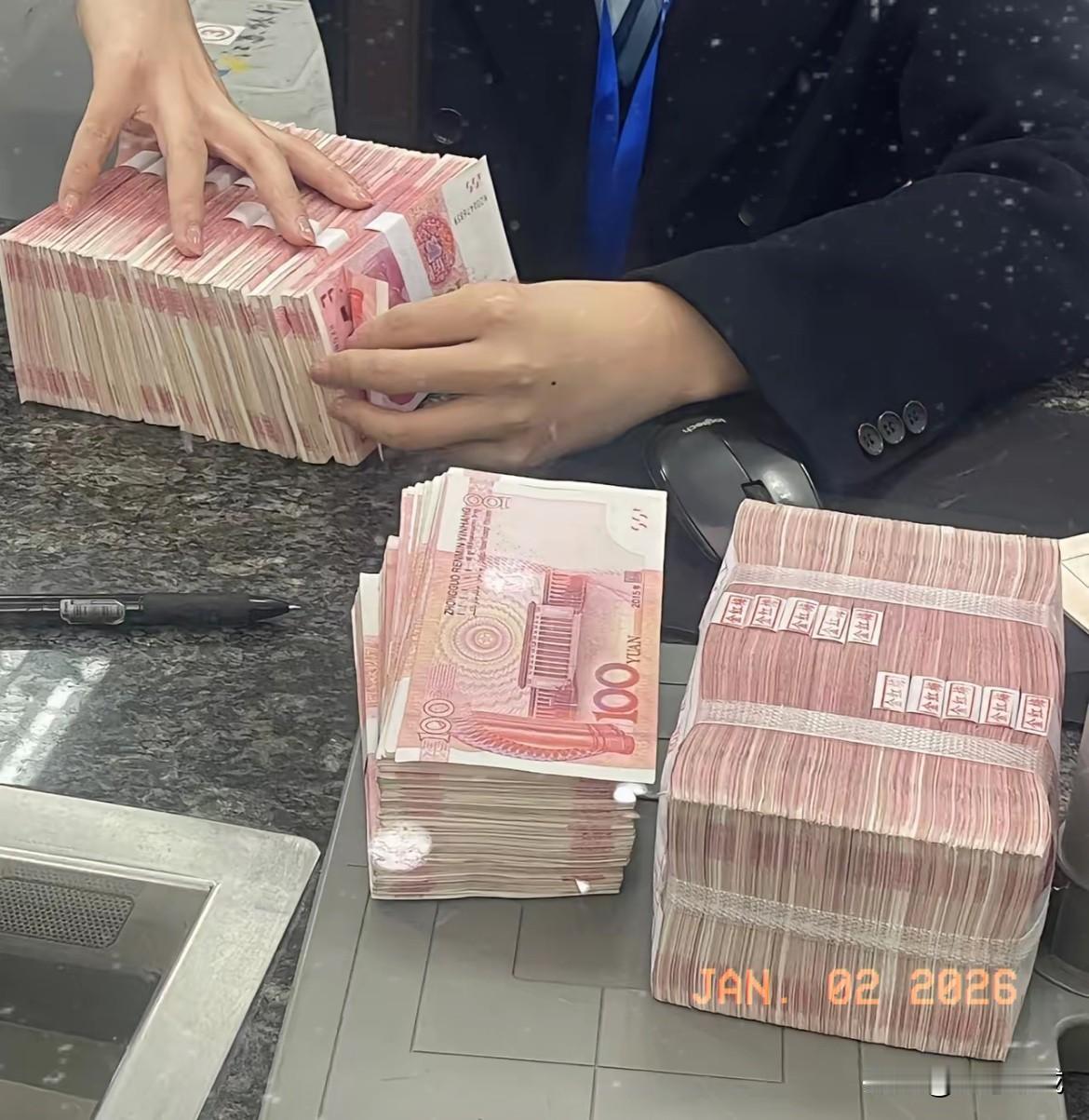 离婚时前夫甩给我一张6万存折，我赌气8年分文未动，赌气去银行销户的那一刻，柜