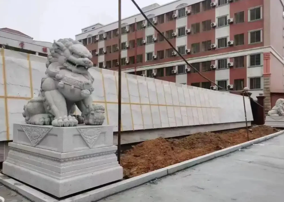 “太炸裂!”江苏，一男子到寺院参拜，遇到主持翻建寺庙化缘，男子没钱给，为表虔诚之