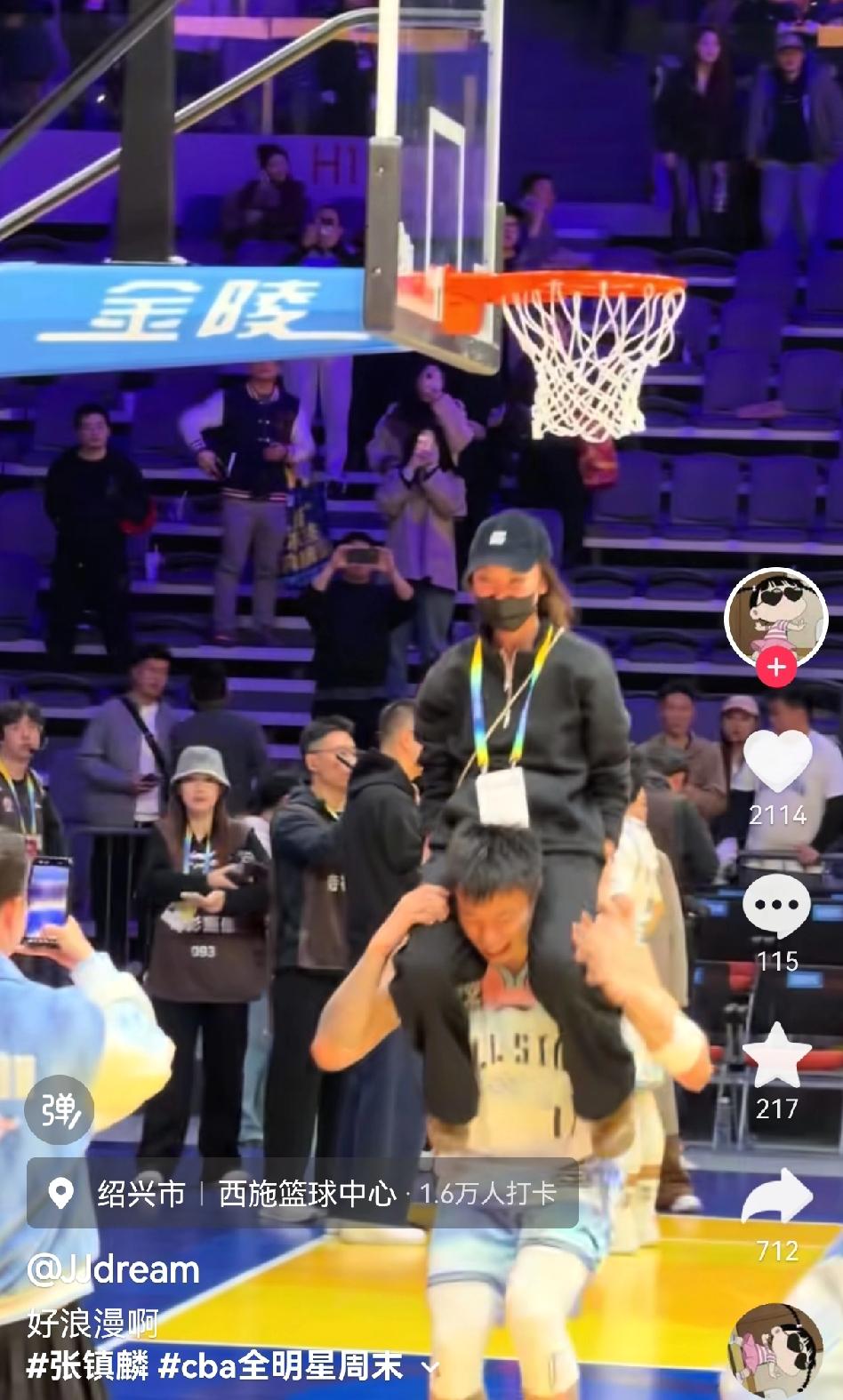 张镇麟太宠老婆了！在全明星上为了让老婆体会一把扣篮的感觉，直接把老婆驮在脖子上，