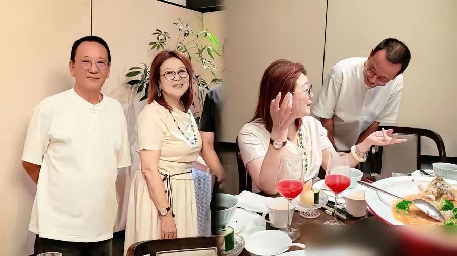 张艺谋苦干42年，没想到风头全被岳父母抢了。2026年7月无锡一家餐厅，他65岁