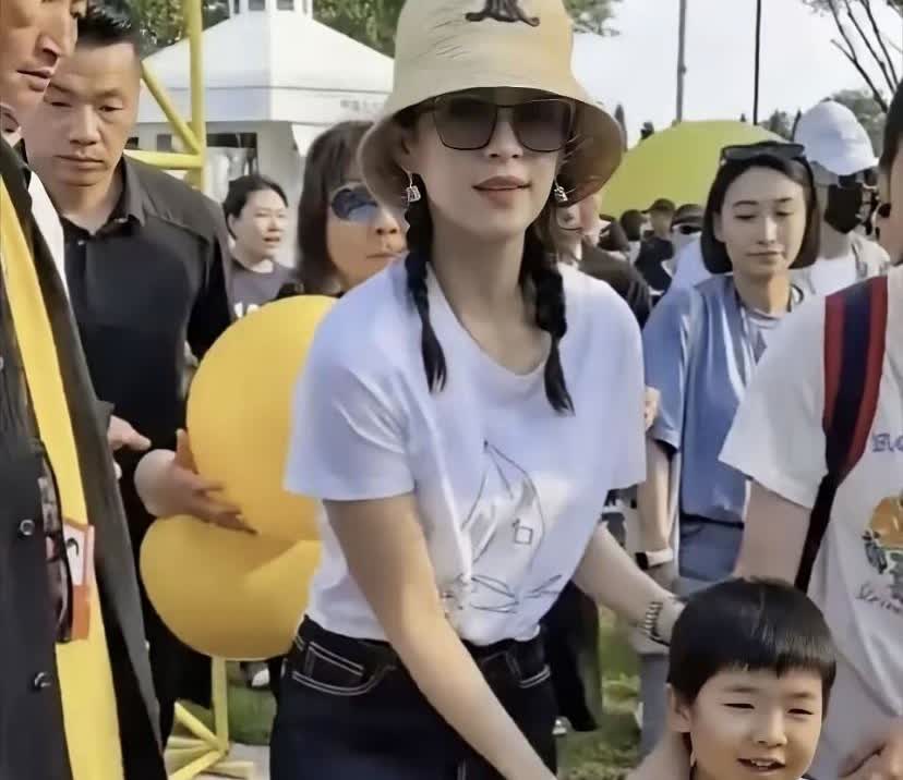汪峰的遗传基因不怕隔壁老王！汪峰和章子怡的儿子，首次在某场活动中公开露脸