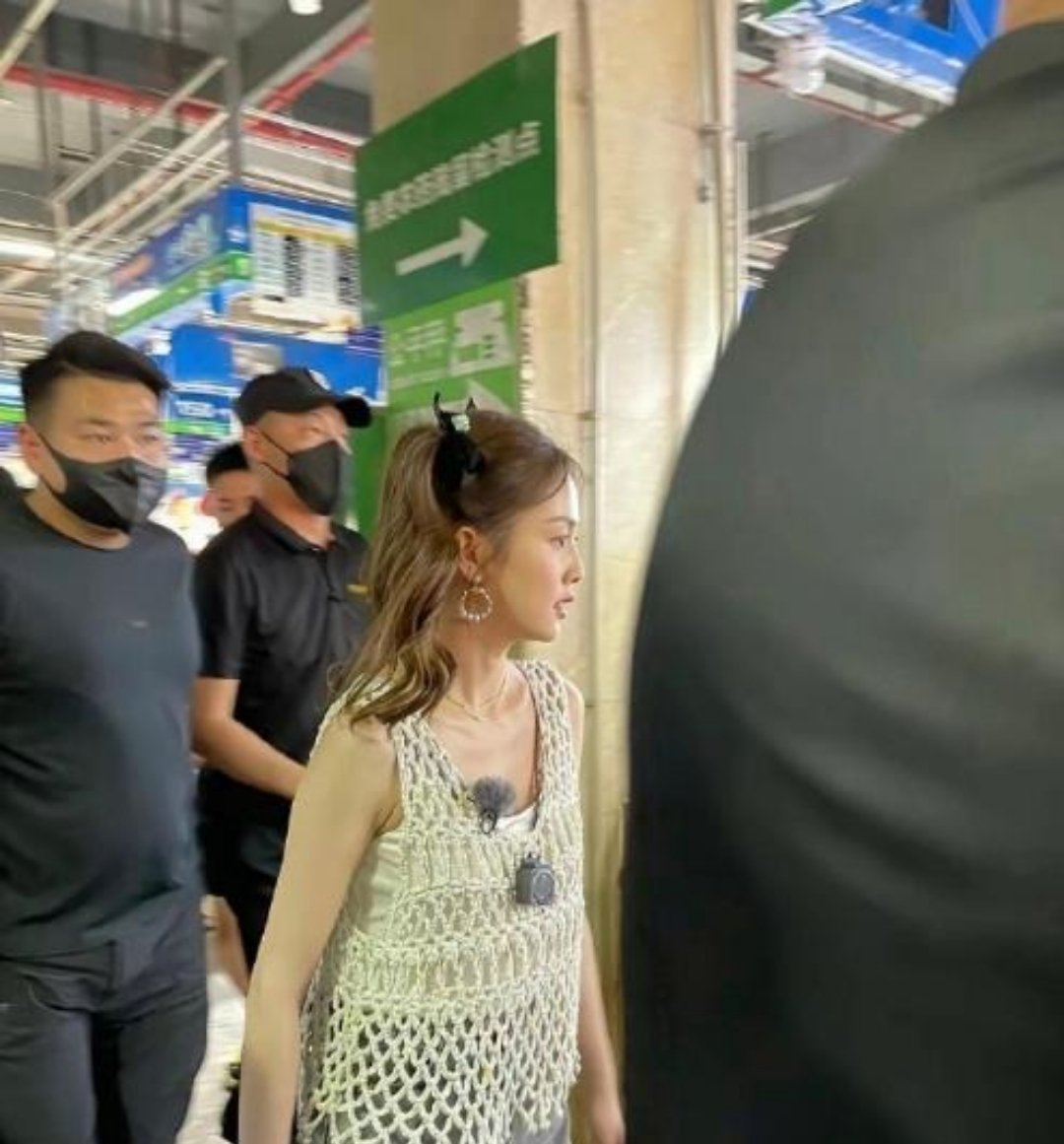 怎么那么多人说白鹿长相普通啊，生图这样还普通？