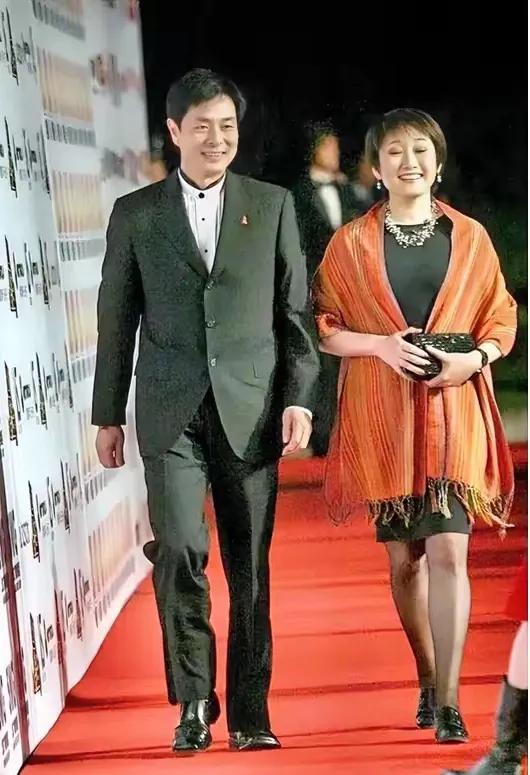 演员濮存昕旁边的美女是谁？看着有点儿眼熟，你知道她是谁吗？