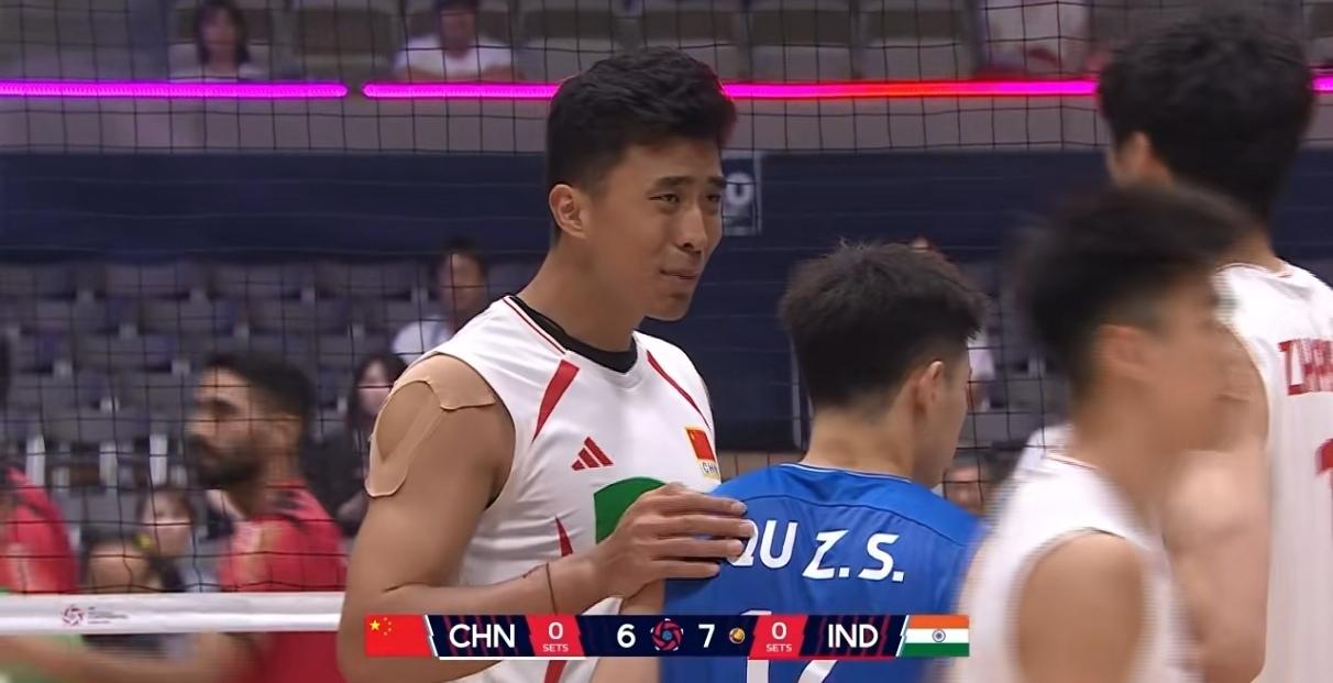 男排亚锦赛中国男排对阵印度队，第一局中国队25：21拿下。今天中国男排主攻线张