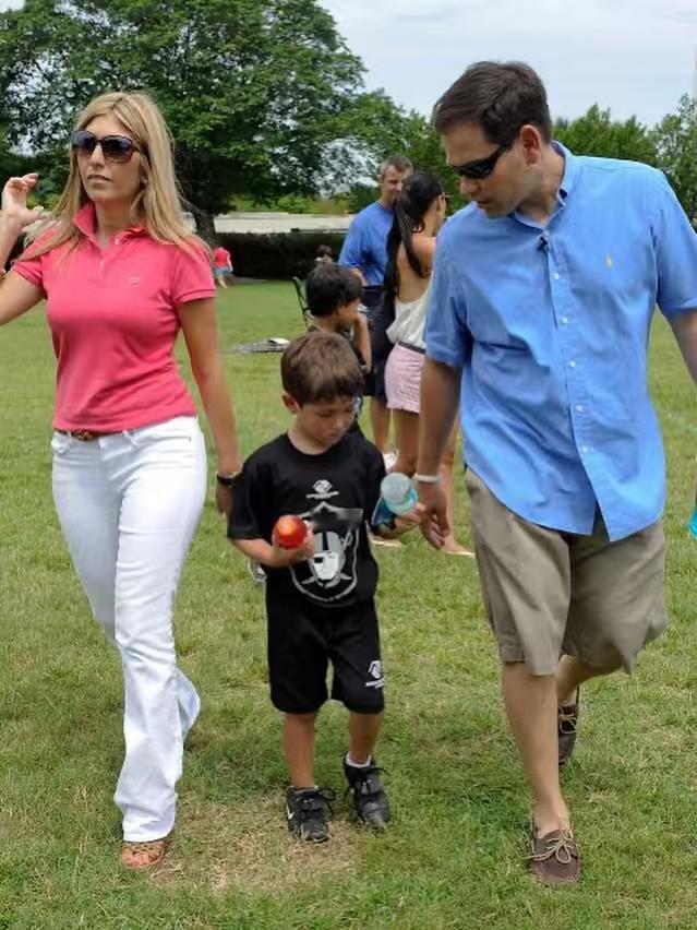 政坛家庭｜卢比奥夫妻和他们的小儿子政坛人物的家庭生活。美国务卿卢比奥家