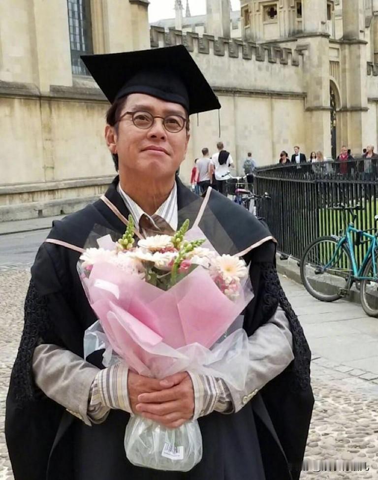 75岁谭咏麟儿子谭晓风被爆出近况，学霸谭晓风一直居住加拿大，私生活低调。谭咏麟有