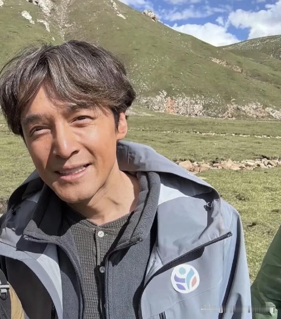 这么有亲和力的男演员估计也只有胡歌了，人家不化妆，不美颜，甚至打扮的非常普通，就