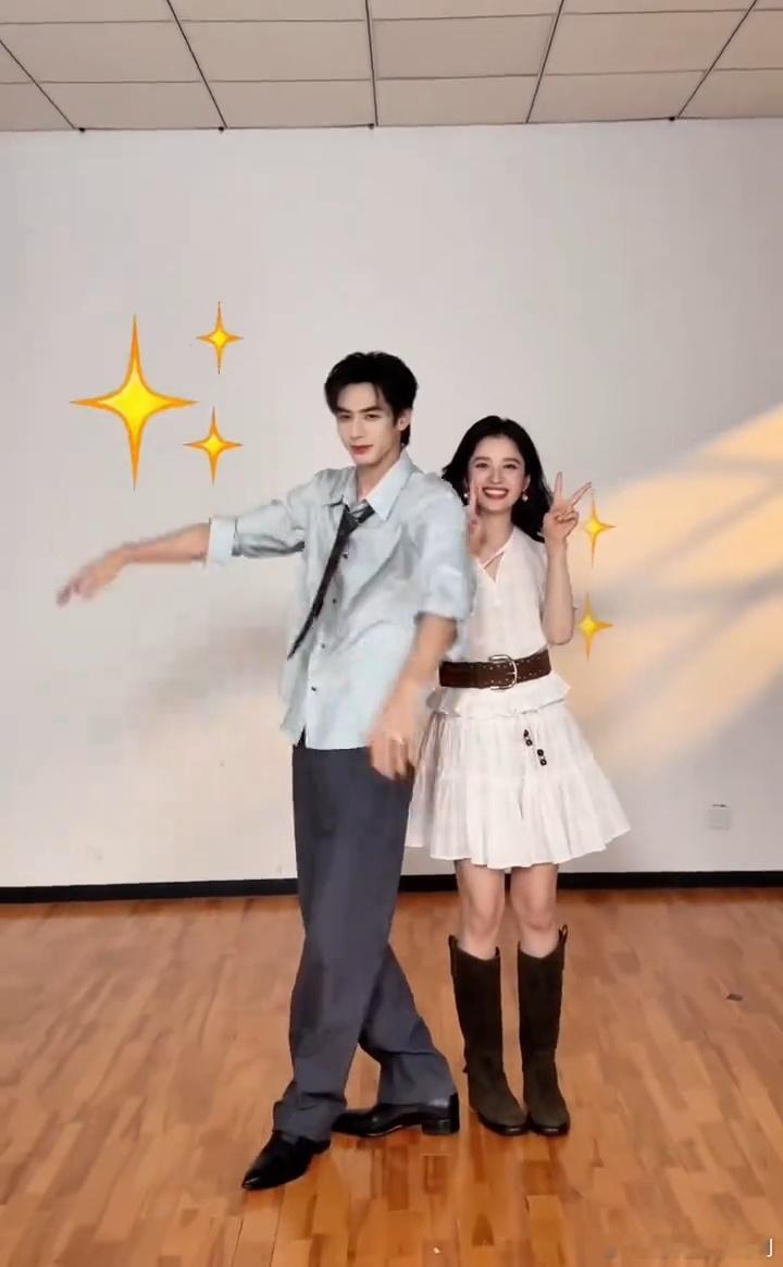 宋威龙张婧仪斗舞合拍宋威龙张婧仪大家来恋爱cha斗舞时互相迁就对方节奏，小动作温