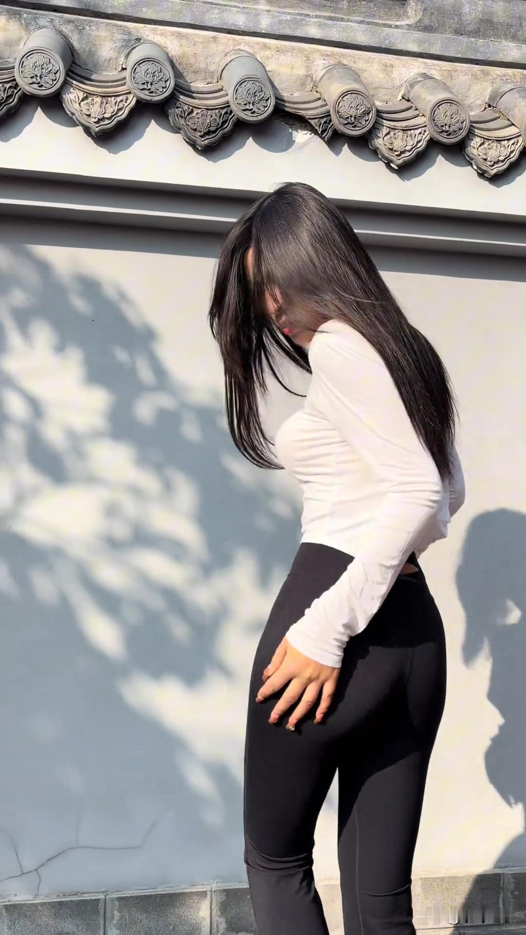 这才是“国风氛围感”的正确打开方式！背影杀直接封神谁懂啊！在老北京灰墙瓦当