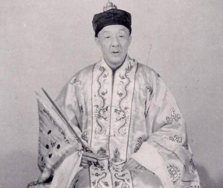 1927年，邵式平带着饥民将第63代天师张恩溥五花大绑。伴随张天师杀猪般的嚎叫声