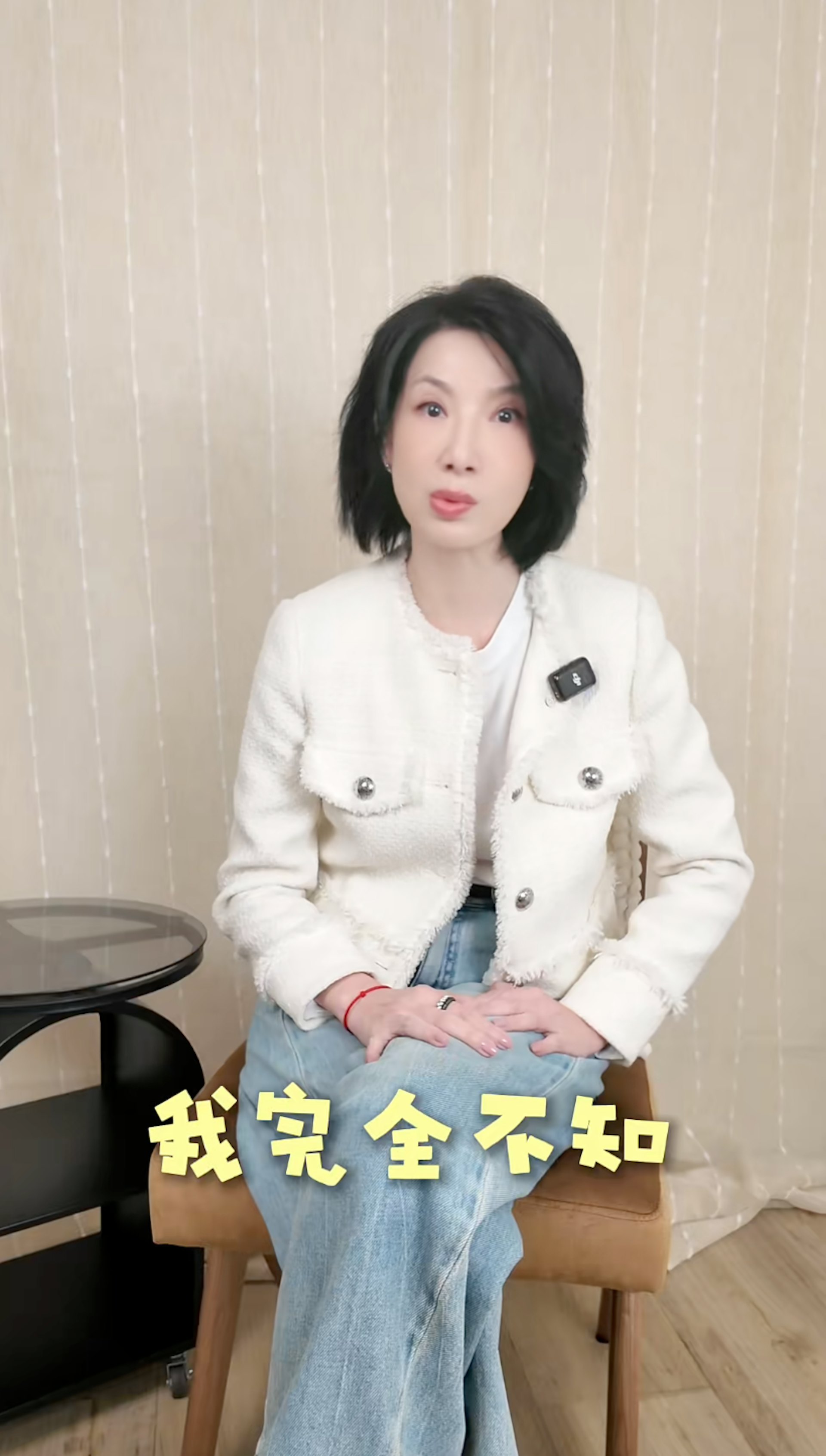 关秀媚日前拍视频分享，当年用笔名“技安”的著名编剧刘镇伟邀请她出演《霸王女福