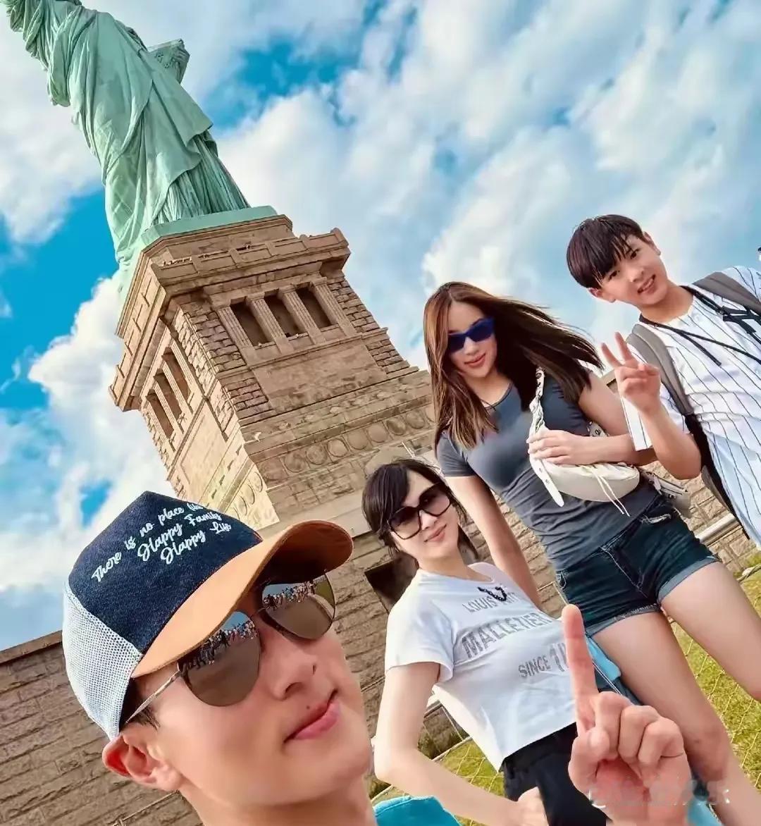吴尊携全家惊艳现身纽约，这画面简直是一场视觉盛宴！14岁的女儿宛如从童话中走出的