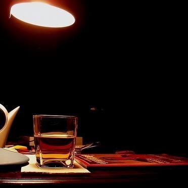 亲戚问工资，你答税后两万。来年春节，他提着水果上门，开口就是孩子学费还差三万。