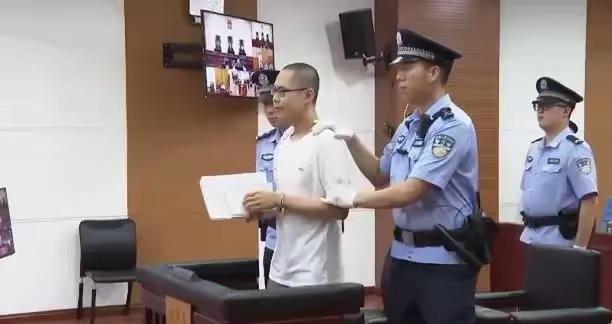吴谢宇弑母后骨灰至今无人认领，母未下葬：母子悲剧背后是性压抑。2024年1月31