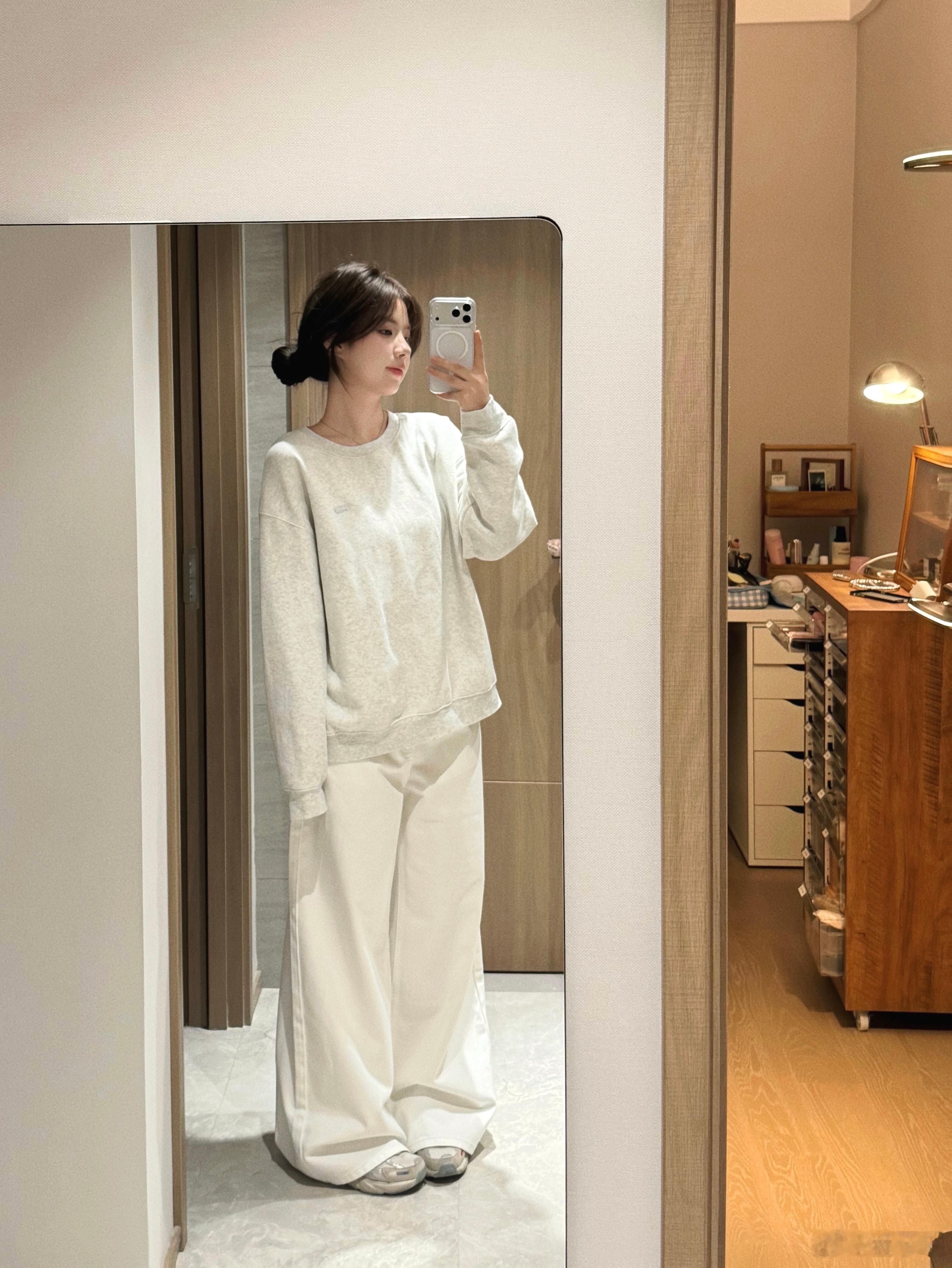 昨天晚上拍的裤子图片特别喜欢这种感觉小小的台灯昏暗的光线让人感觉很温馨?