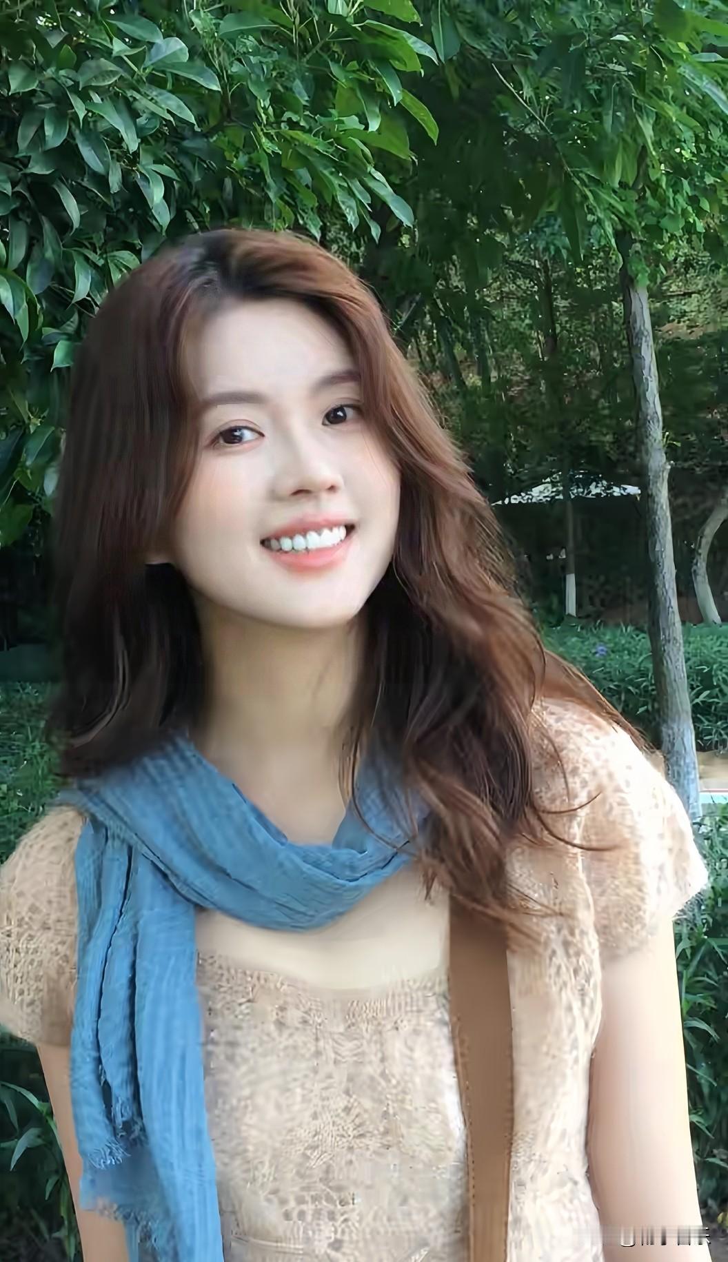 小姐姐嘴角噙着清甜笑意，梨涡浅浅超治愈，这元气可爱的模样太招人喜欢了。少女风写真