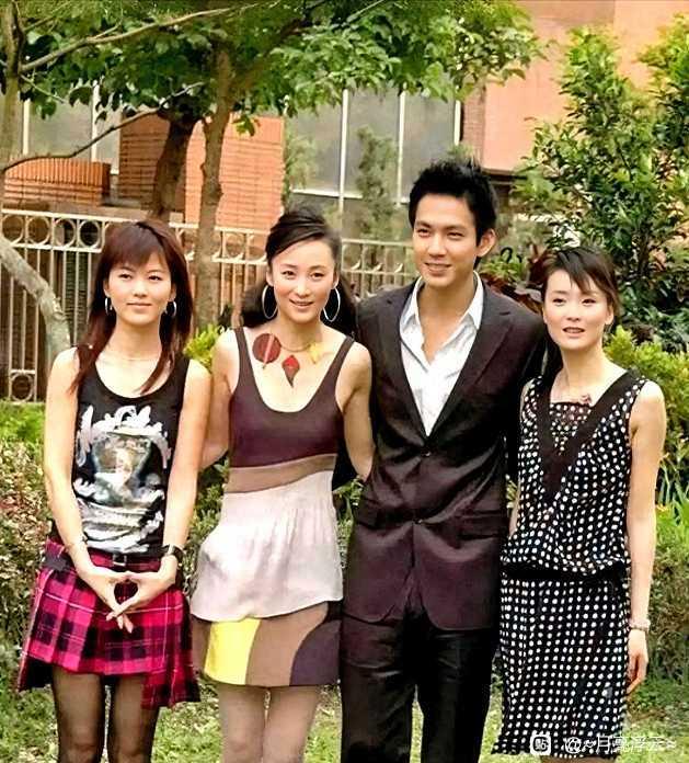 早期的三大美女合照。蒋勤勤是真的很美，那么难看的发型都没有降底颜值。年轻时的李