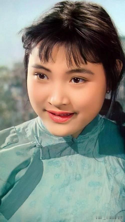 陈冲坦然老去这事，真挺让人佩服。65岁的她脸上有了皱纹、白发，可依然美得让人服气