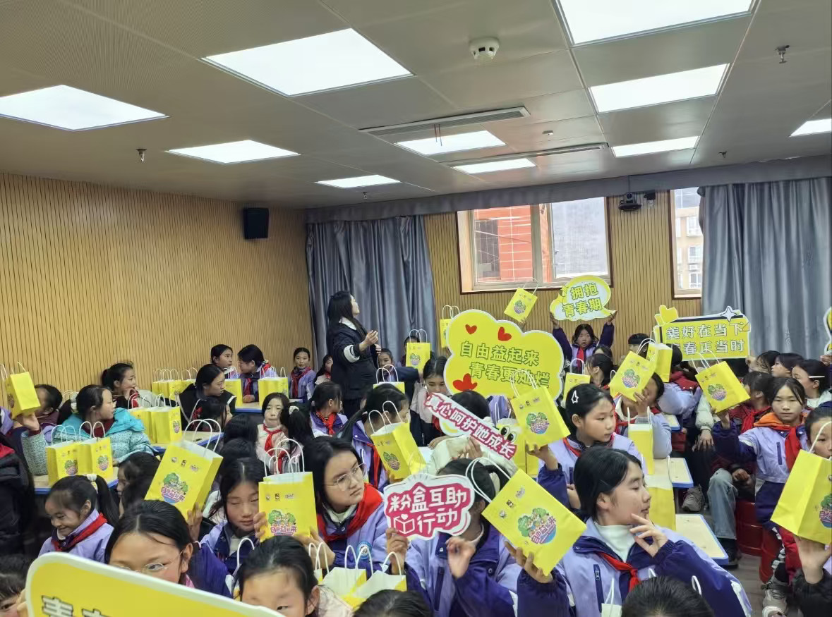 杨舒予自由点把卫生巾放到了杭州地铁站别家铺地广，就是放一张代言人海报。自由点不一