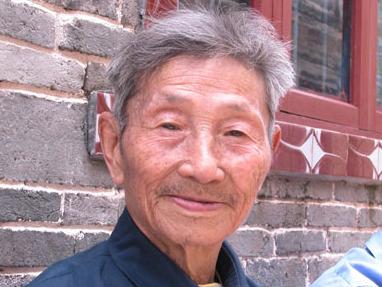 1979年，一位老人为了证明自己是老红军，不顾危险在北京拦下一辆军官的车，眼看