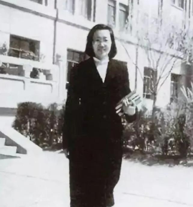 1960年，北大才女王承书狠心抛弃丈夫和孩子，从此音信全无。17年，当看到满头白