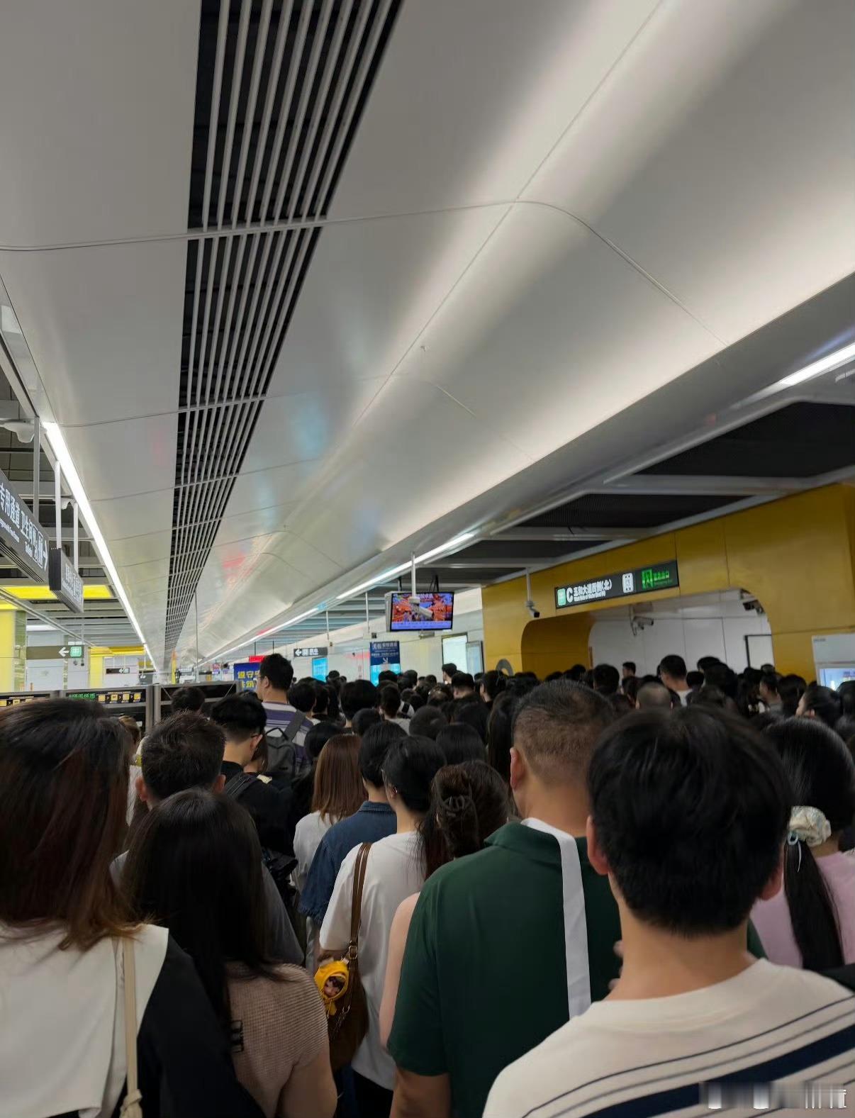深圳地铁到底错在哪了深圳地铁堵麻了之前和群友一起吐槽深圳地铁刚刚推出“逢包必检