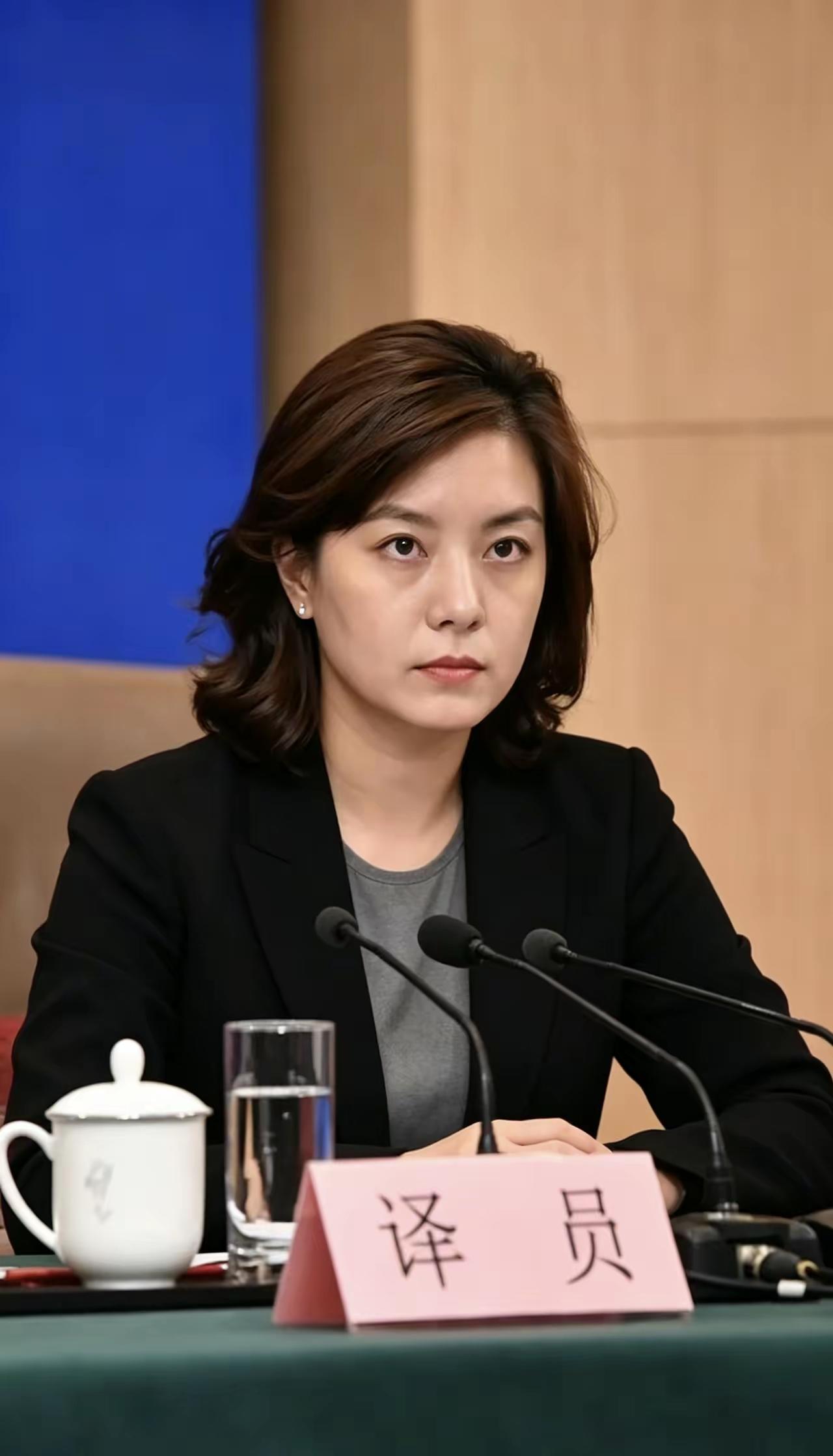 正在工作的张京，翻译界的女神
