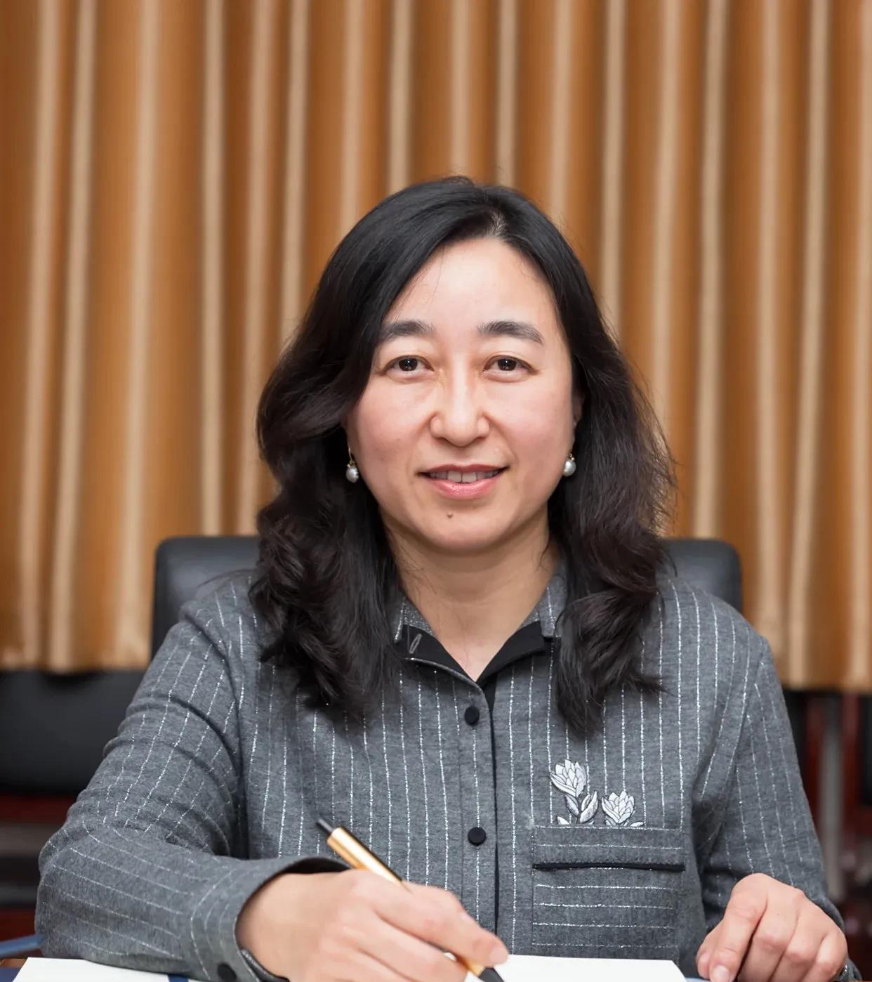 董袭莹的姑姑班晓娟曾经作为北京科技大学智能科学与技术学院副院长，算得上业内的学术