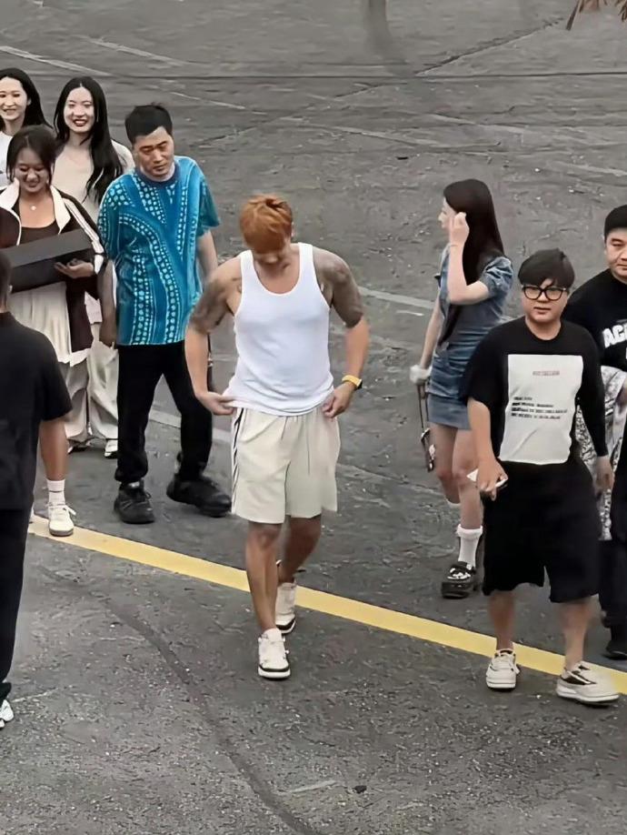 这是黄子韬吗？自从结婚后一直在发福，现在真变成传统山东大汉了…..黄子韬卫生