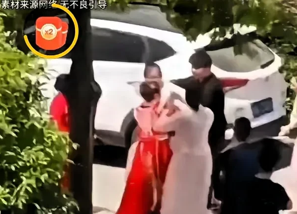 河南商丘伴娘事件，在婚礼上直接难为新郎，导致新郎退婚。新郎果断退婚被称赞为明智之