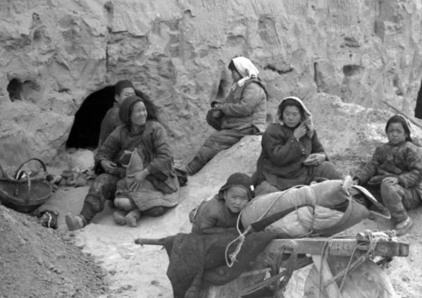 吃树皮的人民还在纳粮，1942年河南饿死300万人还在交军粮，河南是中国最不该被